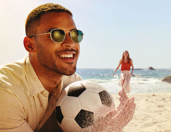 Man en vrouw op het strand met Crizal Sun XProtect brillenglazen